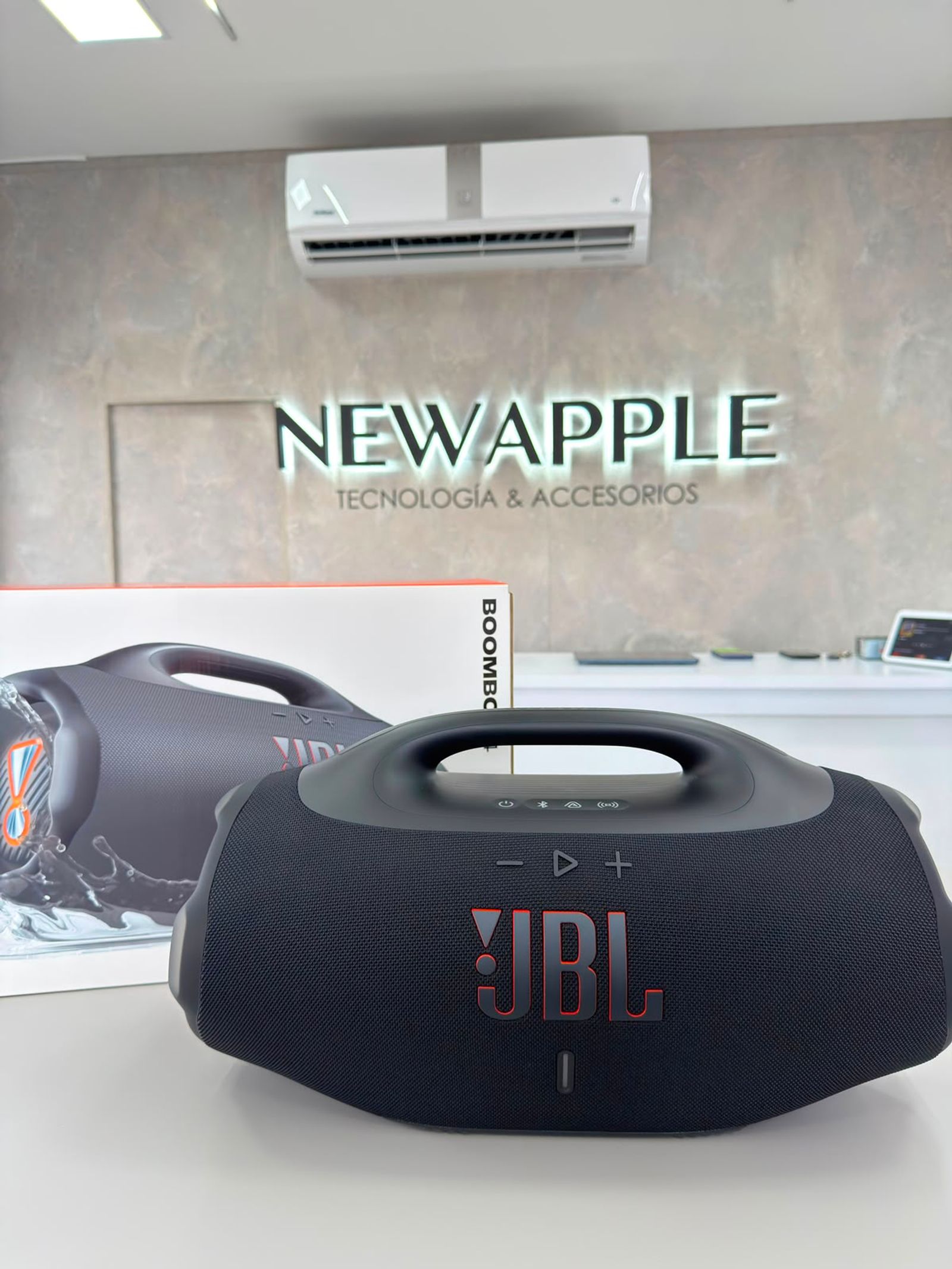 Vitrina de New Apple en Tuluá con productos JBL en exhibición